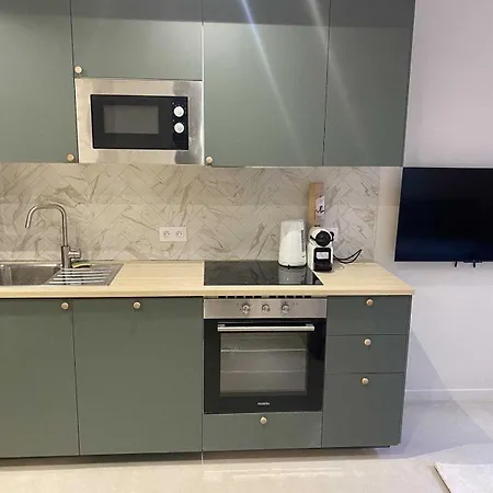 Modern -2bdr 6p - 300m From The