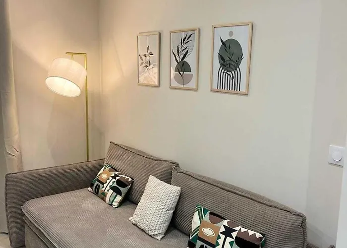 Διαμέρισμα Modern -2bdr 6p - 300m From The *