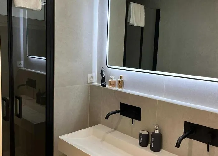 Διαμέρισμα Modern -2bdr 6p - 300m From The